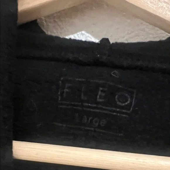 Fleo Black Cropped Hoodie - Picture 3 of 8